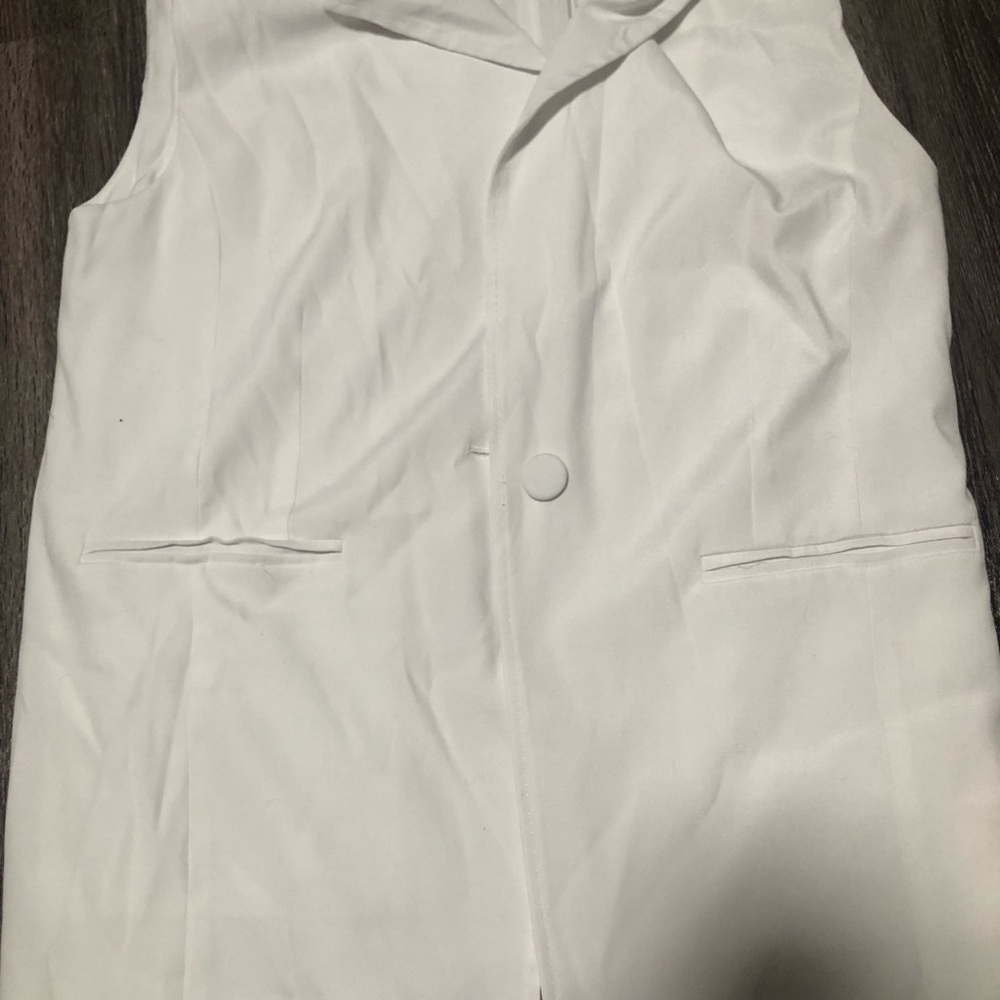 Bagatelle Collection White Sleeveless Button-Up Vest - Picture 3 of 11
